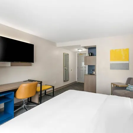 Comfort Inn & Suites Hampton Near Coliseum-3